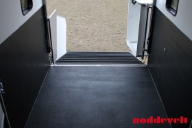 rubber-antislip-matten-vloer-paardenvrachtwagen-img_10738